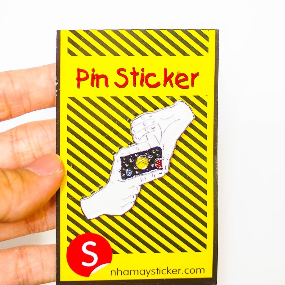 Bàn tay chụp ảnh - Pin sticker ghim cài áo