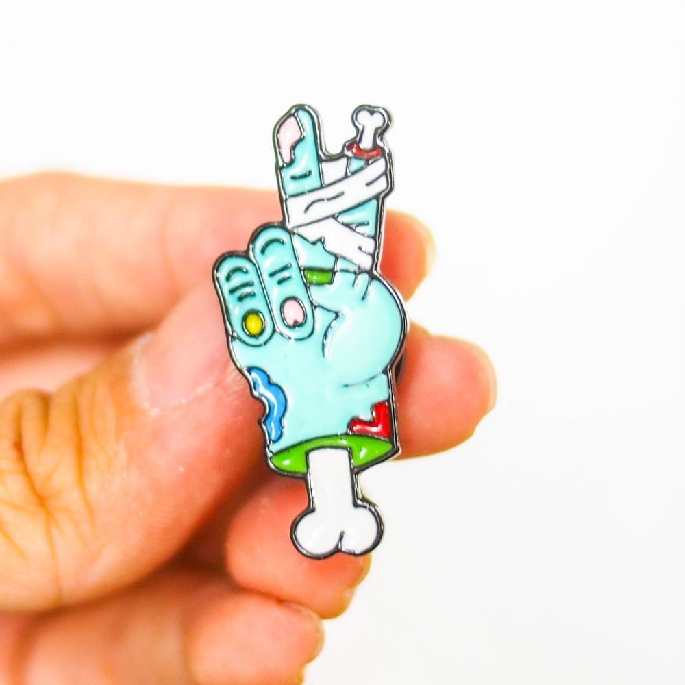 Bàn tay Zombie - Pin sticker ghim cài áo