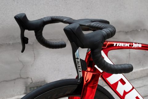 Xe Đạp Đua Trek P1 | Madone SLR 9 AXS Gen 6 ICON RED