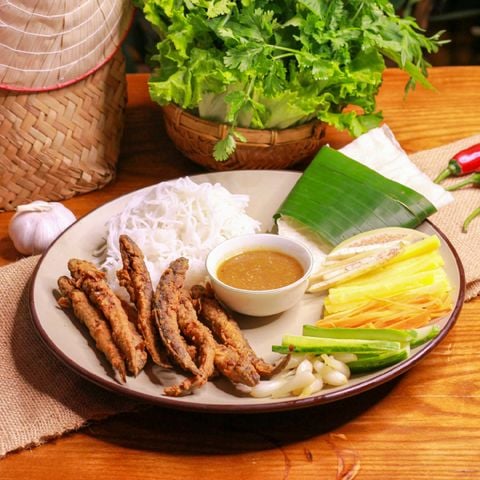 Bánh tráng phơi sương cuốn cá kèo chiên giòn