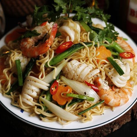 Mì xào hải sản