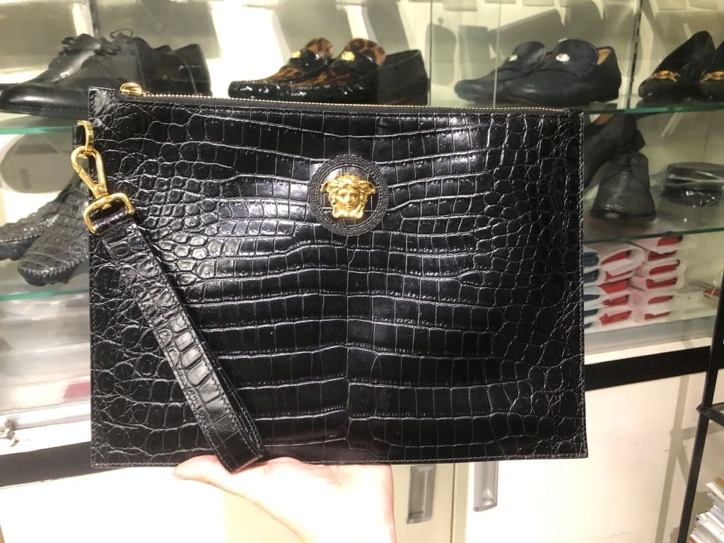 Clutch nam Versace da bê vân cá sấu 99%