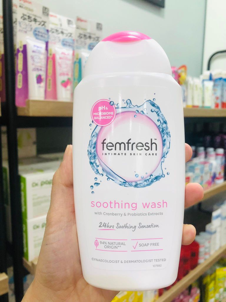 Dung dịch vệ sinh phụ nữ cho viêm nhiễm phụ khoa Femfresh 250ml