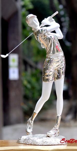 Tượng Nữ đánh Golf trắng chrome cao cấp