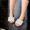 Dép quai ngang SK / TRẮNG ĐẾ ĐEN CHẤM TRẮNG A61