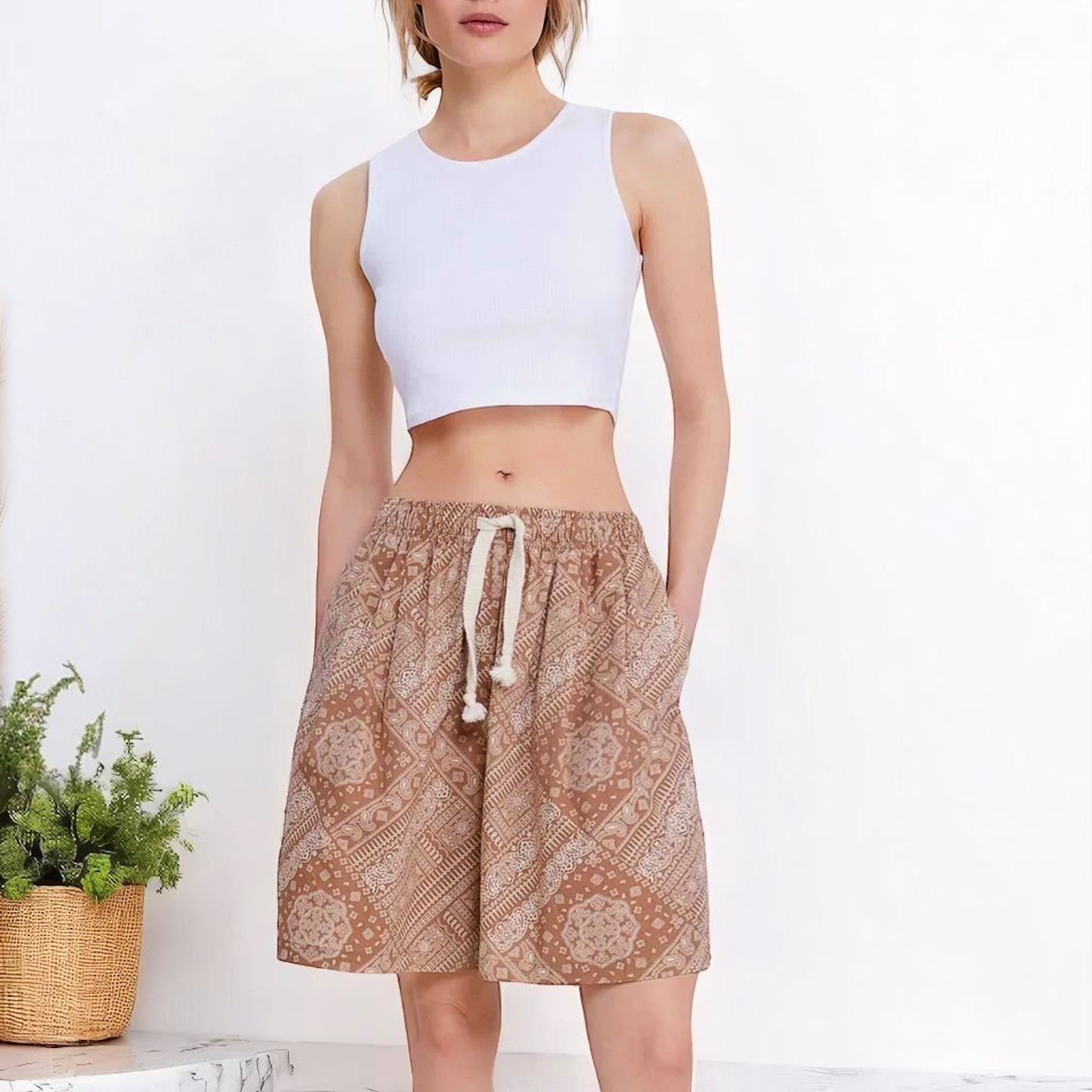 Quần short cạp chun hoạ tiết xuất Âu / NÂU PHỐI TRẮNG Q21