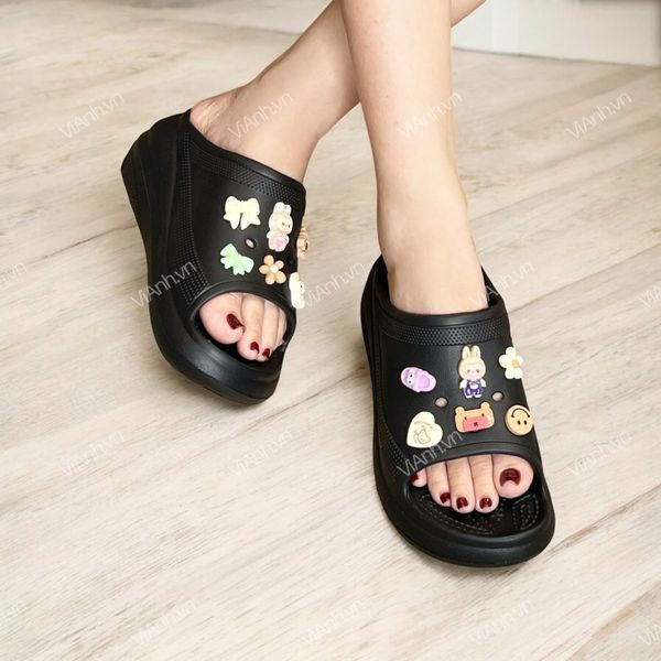 Dép siêu nhẹ Eva cao cấp (nên tăng 1sz) có charm ngẫu nhiên / ĐEN