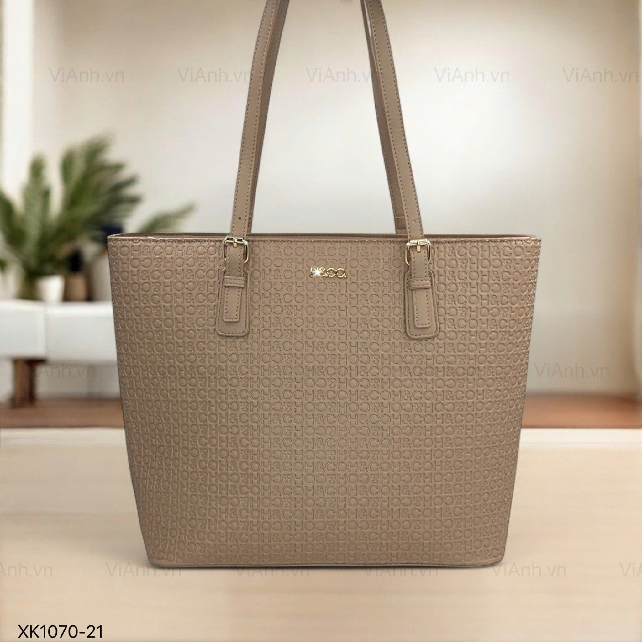 Túi Totebag XK1070 phom cánh dơi khoác vai hoạ tiết chữ dập chìm H70 / m40 đ33 c31 / BE