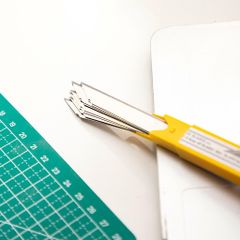 Dao Rọc Giấy Gọt Chì Inox DELI 2034 Lưỡi Dao 30 Độ