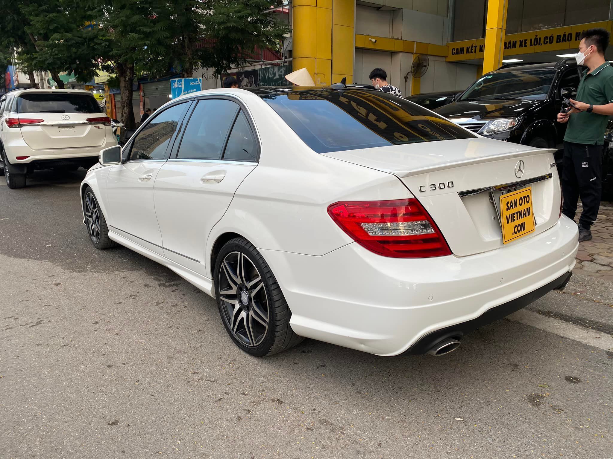 Mỗi năm đi chưa đến 3500 km của hiếm MercedesBenz C 300 AMG Plus 2014  lên sàn với giá chỉ lõm có một nửa