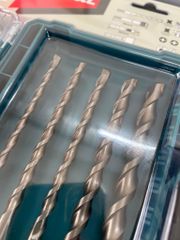 BỘ MŨI KHOAN VÀ MŨI VÍT(18 CÁI) Makita E-07082