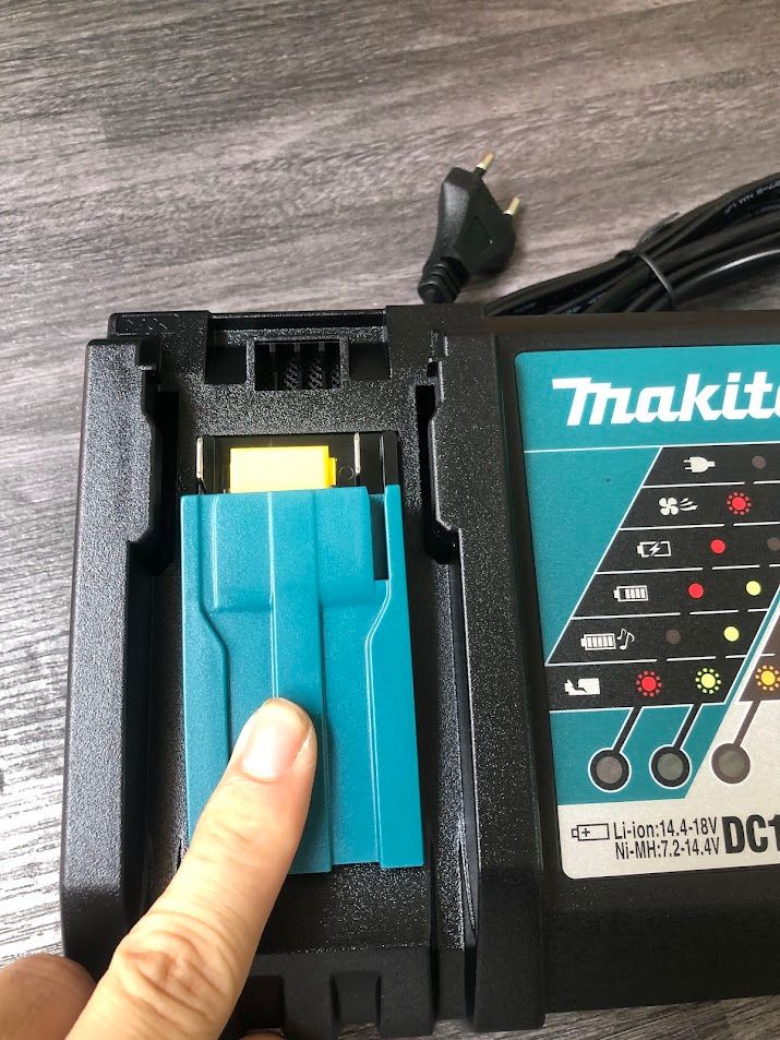 Sạc nhanh 14.4-18V Makita DC18RC (nguồn 220V) 195584-2