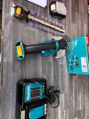 110mm Máy tỉa hàng rào dùng pin 18V Makita DUM111SYX
