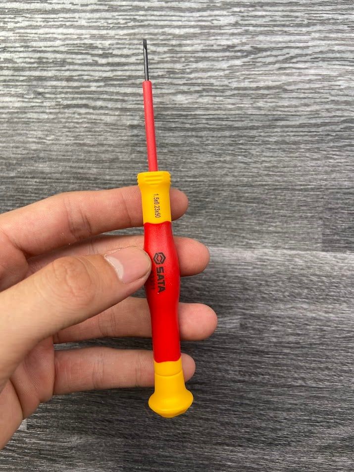 VDE hai màu có tay cầm cách điện có rãnh chính xác 1,5 * 0,23 * 50mm SATA 63301
