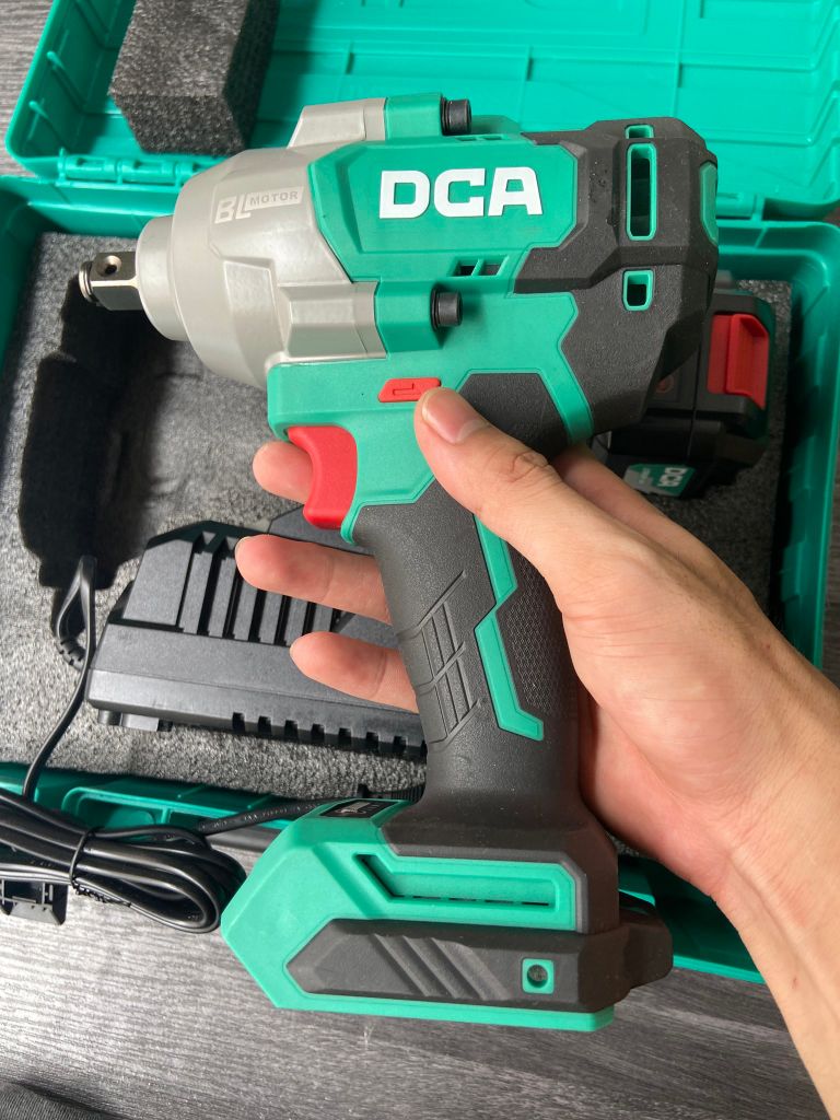 Máy siết buloong không chổi than dùng pin DCA ADPB698FK