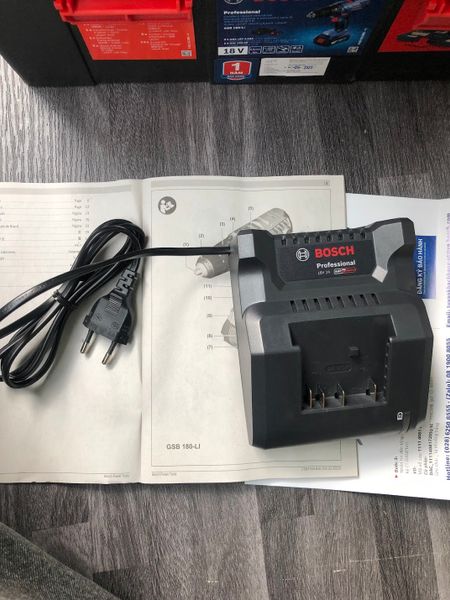 Sạc pin nhanh Bosch GAL 18V-20 Bosch 2607226281