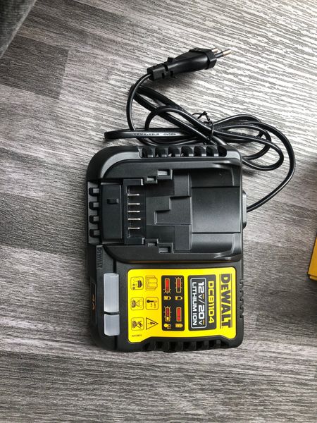 Sạc Pin 10.8V 18V Dewalt DCB1104-B1