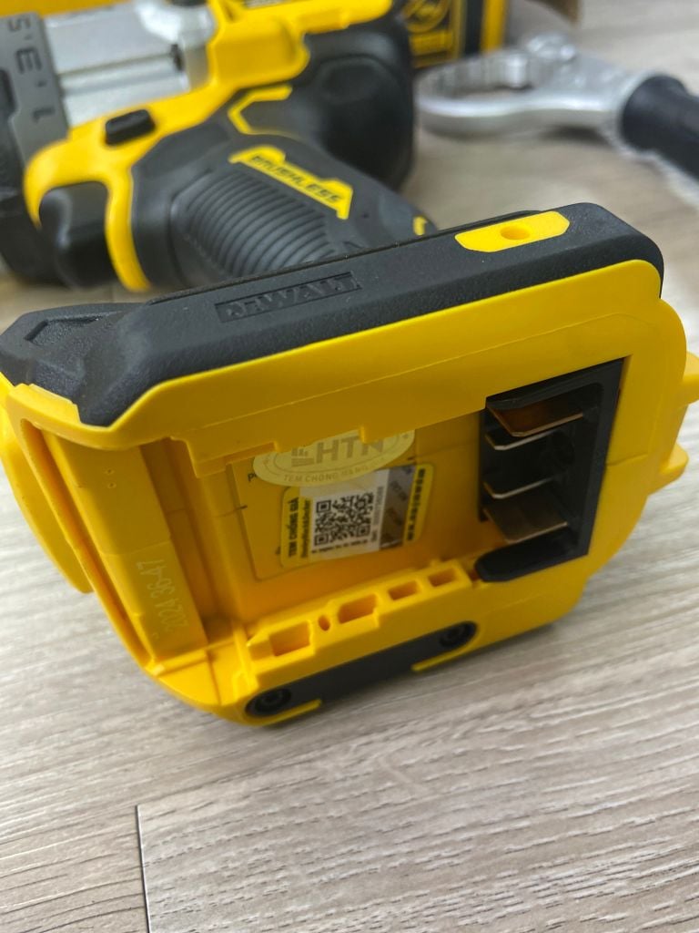 Thân máy khoan dùng pin DeWALT 20V Max DCD1007N-B1