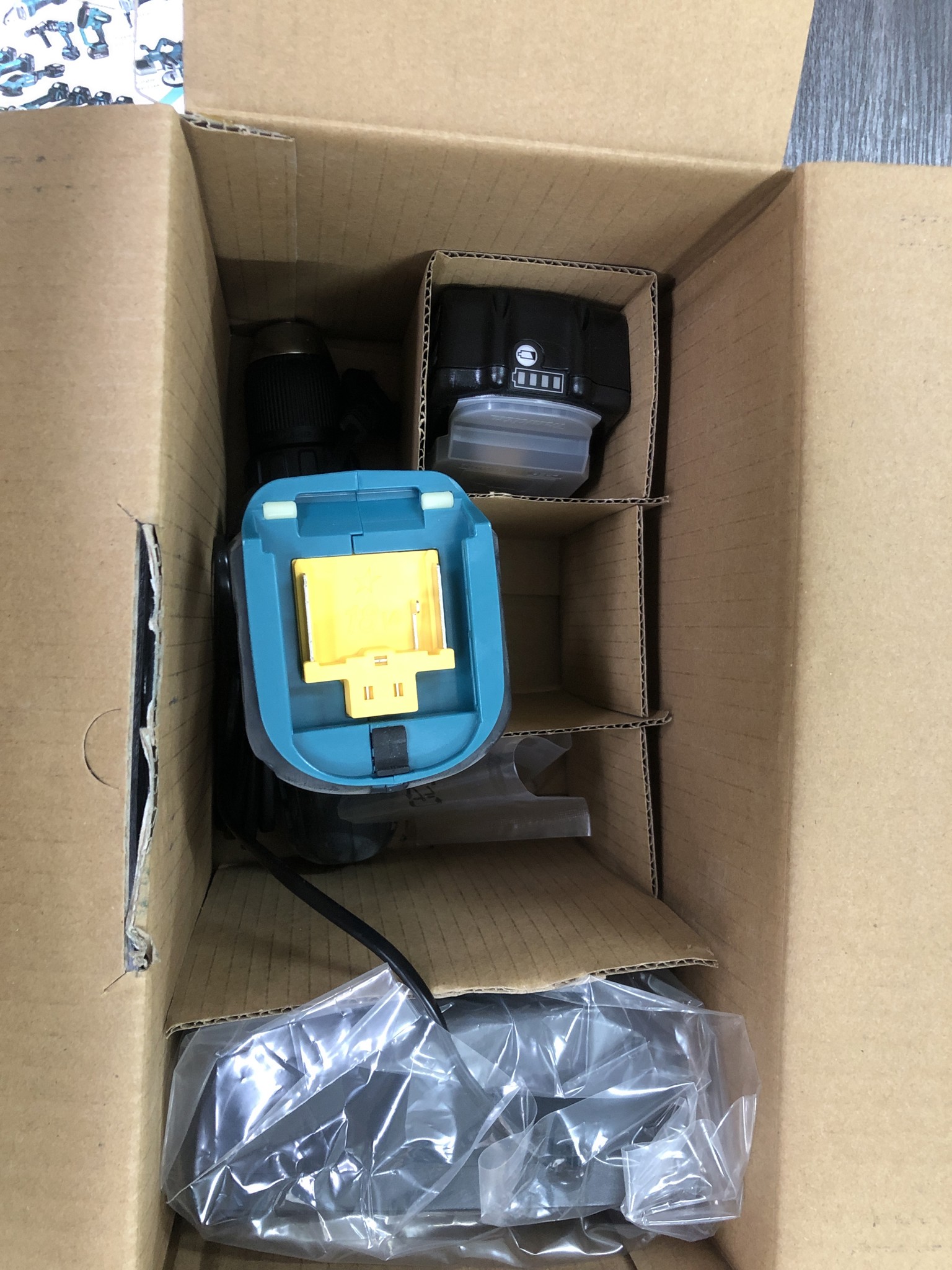 18V Máy khoan búa vặn vít dùng pin Makita DHP453SFX8