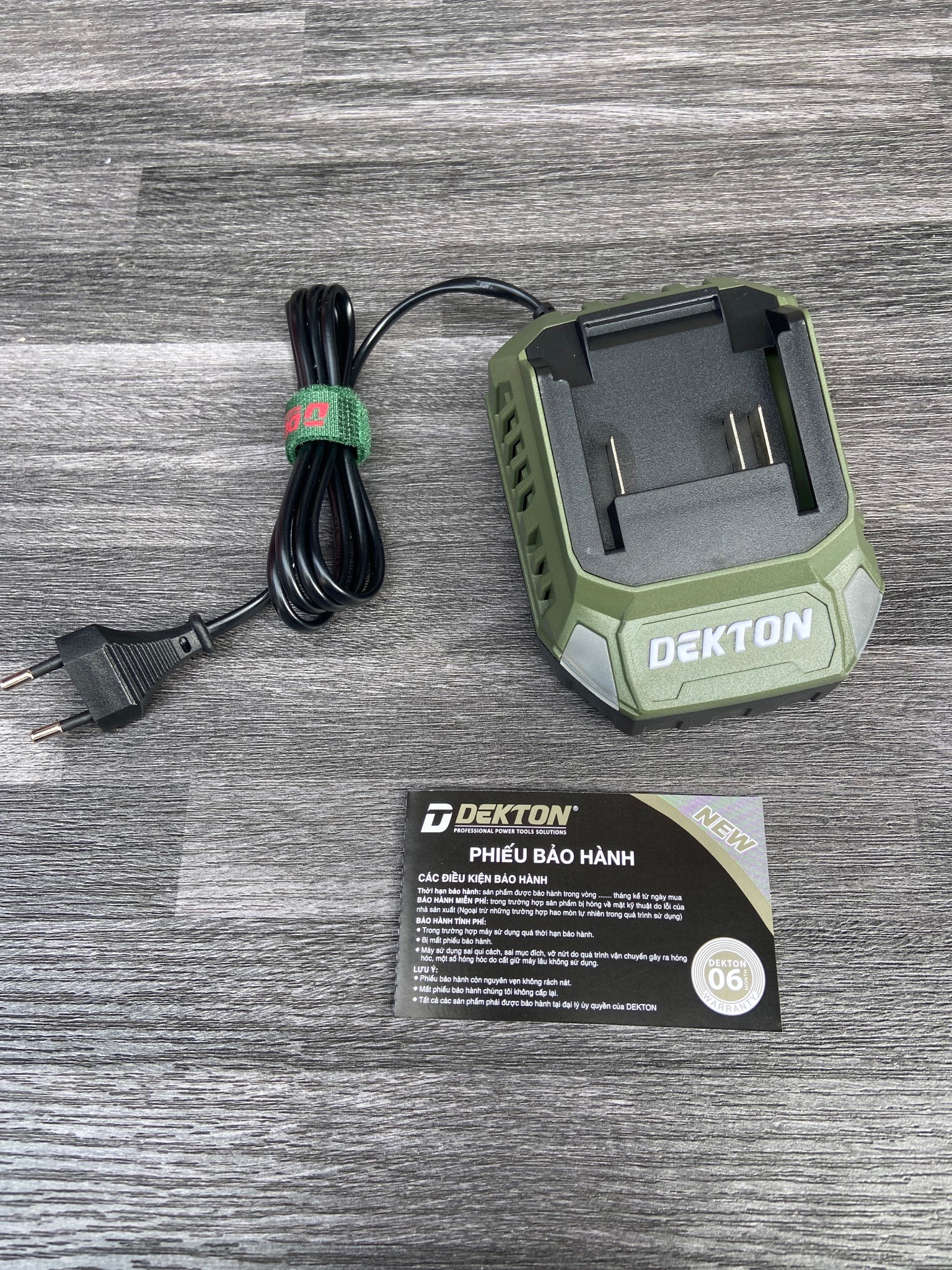 Sạc pin hiệu Dekton M21-S20XPRO