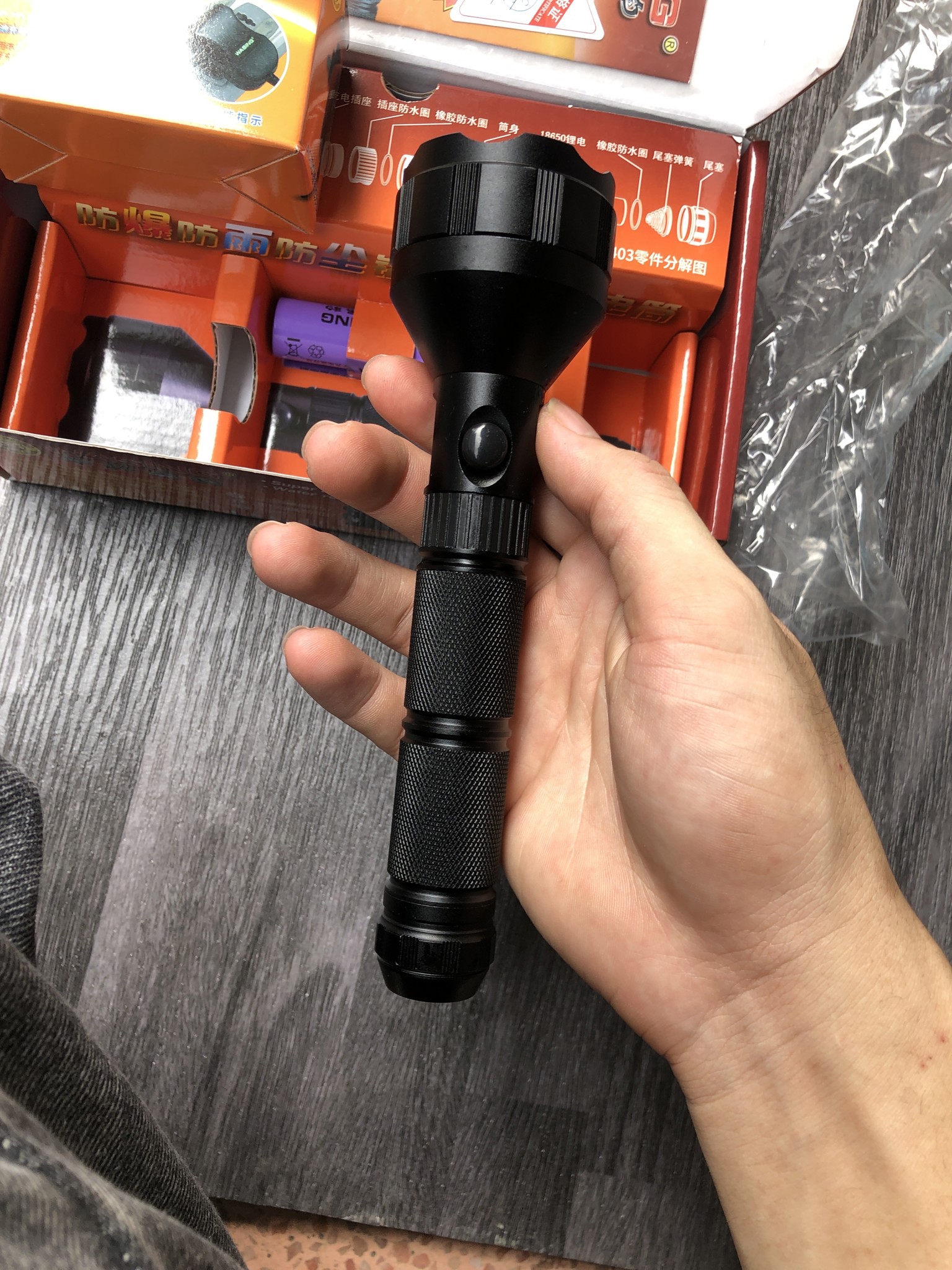 Đèn pin Wasing WFL-403 (Đen)