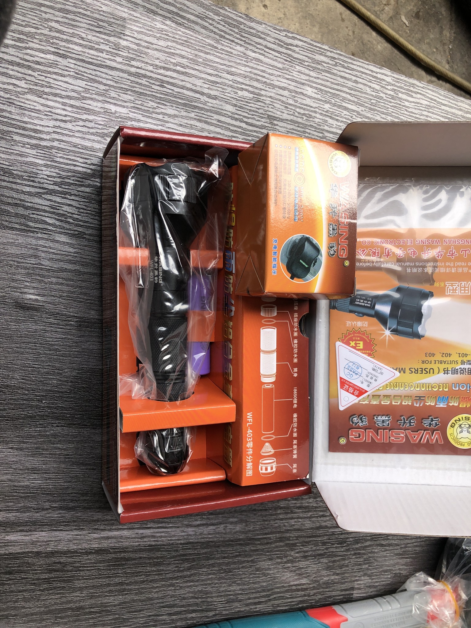 Đèn pin Wasing WFL-403 (Đen)