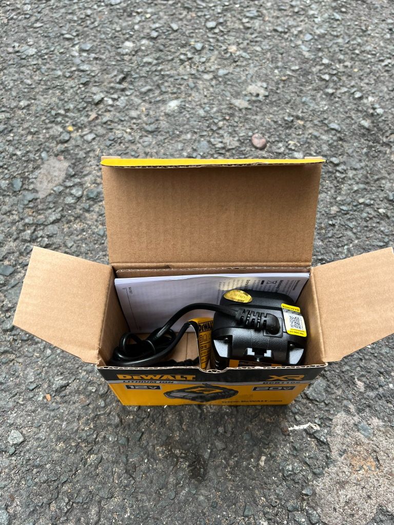 Bộ sạc pin 12-20V Dewalt DCB1102-B1