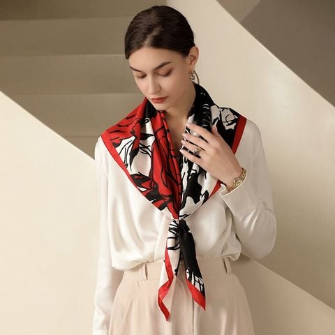 Quà tặng 20/10 cho sếp nữ, vợ, cô giáo, giáo viên nữ, mẹ và bạn gái, người yêu nữ quà tặng khăn quàng choàng cổ lụa vuông cao cấp cho nữ văn phòng sở đẹp họa tiết hoa hồng màu đỏ LAGU Khăn Phụ Kiện - K9043