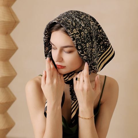 Quà tặng 20/10 cho sếp nữ, vợ, cô giáo, giáo viên nữ, mẹ và bạn gái, người yêu nữ quà tặng khăn quàng choàng cổ lụa vuông cao cấp cho nữ văn phòng sở đẹp họa tiết hoa nhí màu xanh đen LAGU Khăn Phụ Kiện- K9040