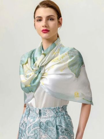 Quà 20/11 tặng cho cô giáo - Quà tặng khăn choàng cổ lụa trắng ngà phối họa tiết lá sen LAGU Khăn Phụ Kiện - KS180