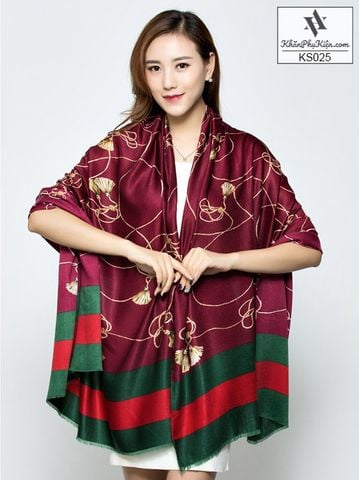 Khăn Choàng Cổ Lụa Họa Tiết Thắt Nút Đỏ Viền Xanh Lá - Silk - 180x90cm - Mã KS025