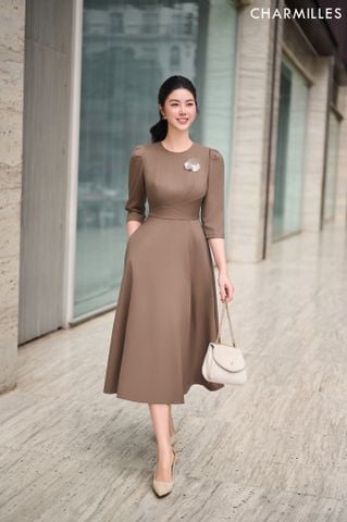 Đầm đính charm ngực