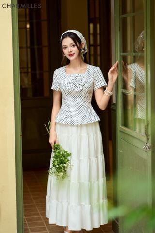 Áo chấm bi phối hoa ngực