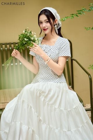 Áo chấm bi phối hoa ngực