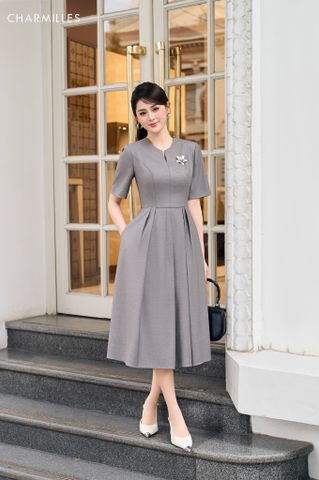 Đầm xếp mí cổ khuyết