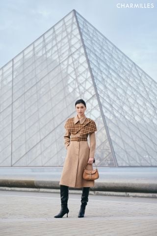 Manto đai kẻ phối choàng