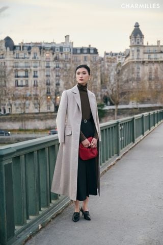 Manto dáng dài túi nắp