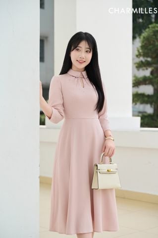 Đầm cổ khuyết đính trai