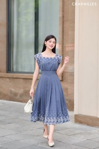Đầm xếp ly thêu ren
