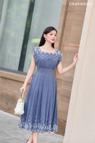 Đầm xếp ly thêu ren