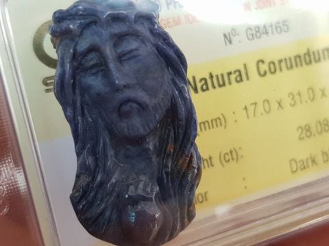  đá sapphire thiên nhiên tạc hình đức chúa Giesu làm mặt dây chuyền 