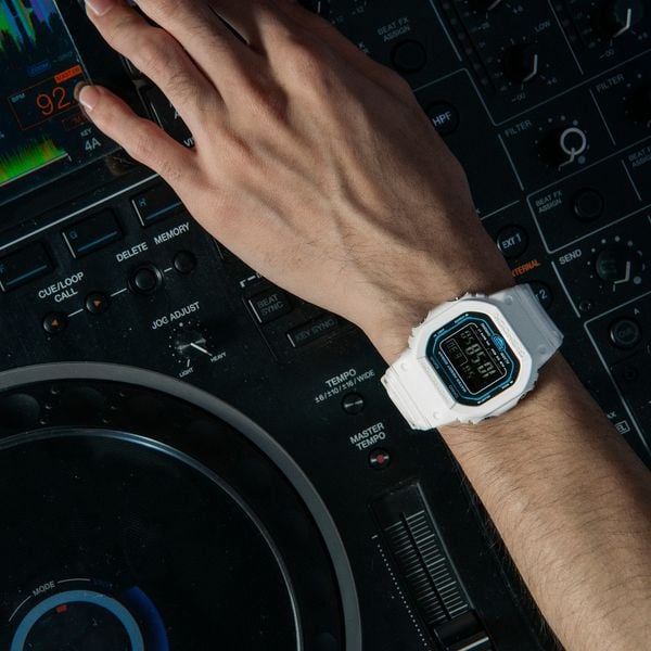  Casio G-Shock DW-B5600SF-7 - Uy tín từ 2009, Tem vàng chống giả, Bảo hành 5 năm, Pin miễn phí trọn đời 