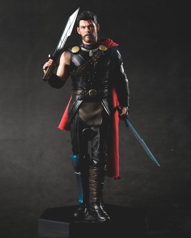 Đồ chơi mô hình siêu nhân 30cm có đèn và nhạc  Thần sấm Thor 21008LS