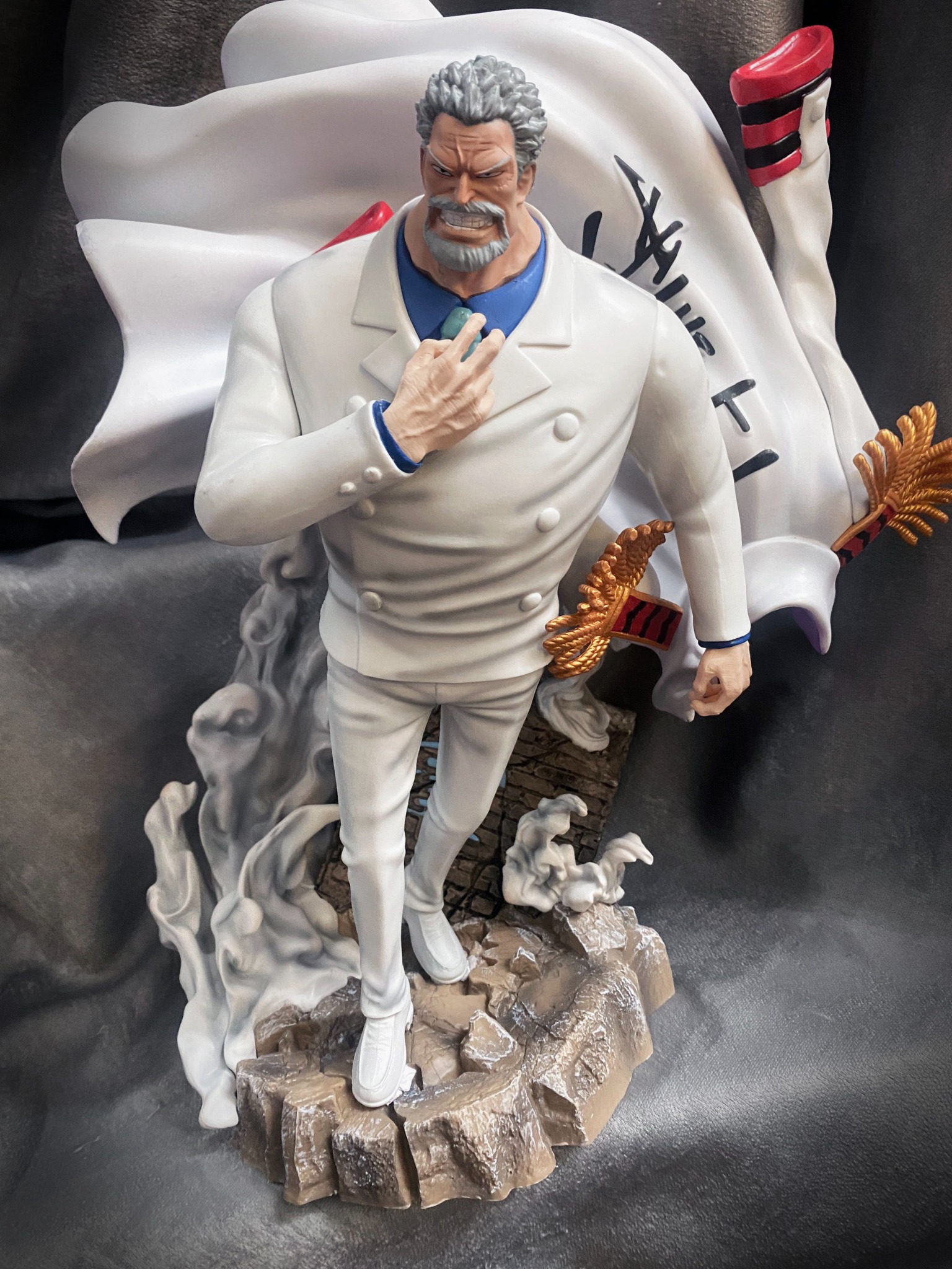 Mô hình giấy Poster hải quân Marine Monkey D Garp  One Piece  Kit168  Shop mô hình giấy