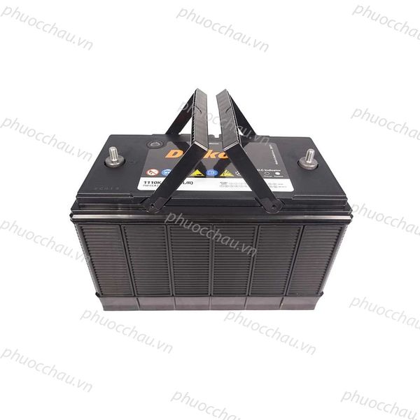 Bình ắc quy Delkor 1110K 12V 100Ah nhìn từ trên xuống, 2 cọc ren nổi bật, quai xách đen, vỏ bình gân