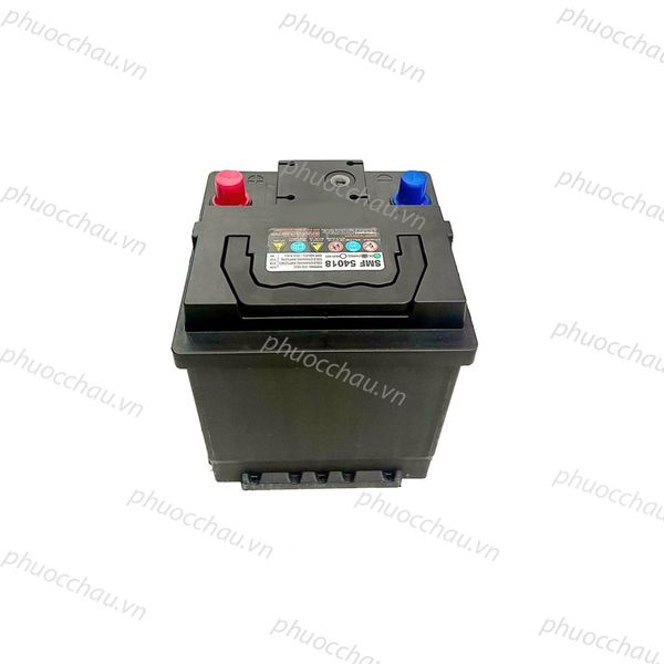 Bình ắc quy ROCKET SMF 54018 12V-40Ah góc nghiêng phải, tem cảnh báo và mã SMF 54018 trên nắp