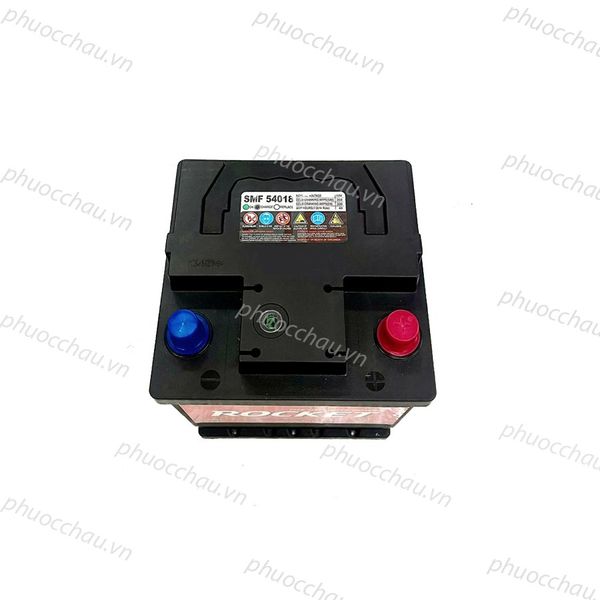 Bình ắc quy ROCKET SMF 54018 12V-40Ah nhìn từ trên, cọc bình màu xanh và đỏ, tem thông số kỹ thuật