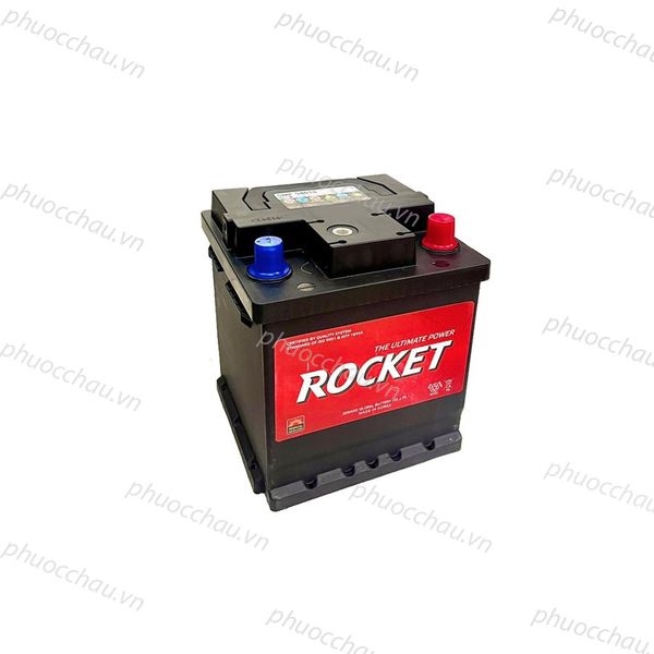 Bình ắc quy ROCKET SMF 54018 12V-40Ah góc nghiêng trái, tem đỏ THE ULTIMATE POWER, nắp cọc xanh đỏ