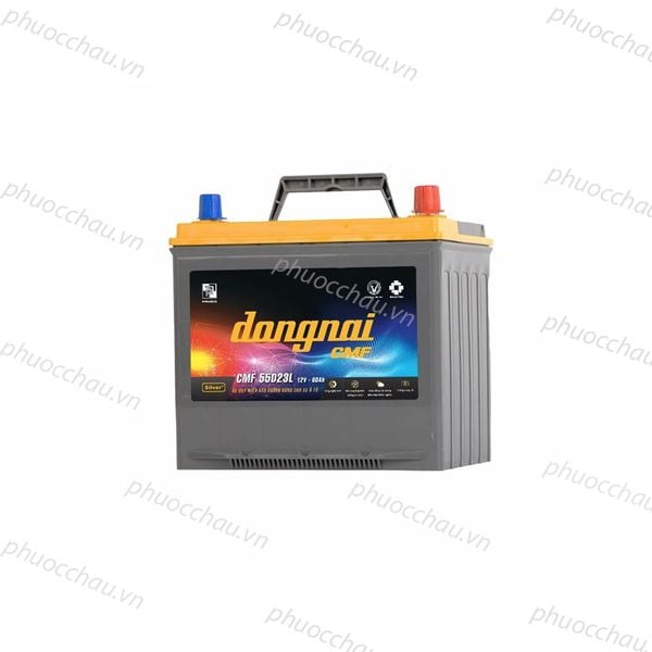 Bình ắc quy Đồng Nai CMF 55D23L 12V 60Ah góc nghiêng 3/4 thấy rõ cọc bình và tem sản phẩm