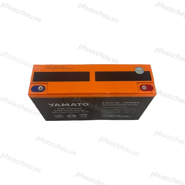 Ắc quy Yamato 6-EVF-38 12V-38AH nhìn thẳng mặt nắp cam, cọc âm xanh dương và cọc dương đỏ, tem chống hàng giả